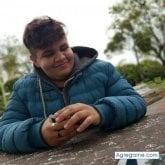 Busco: A una chica joven que quiera estar en algoMe defino:
