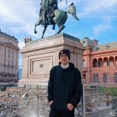 Me interesan chica que no sea muy joven.