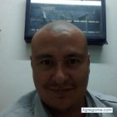 Encuentra Hombres solteros en Laguna Larga