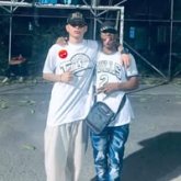 Soy moreno estatura media.