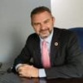 Empleado. Busco ligar. Apasionado y