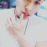 Una chica linda que sea seria. Un chico