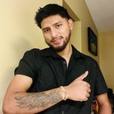 Empleado. Altas chaparras blancas gueras