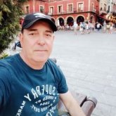 Busco pareja. Sentido del humor. Viajar