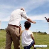 Empleado. Busco conocer gente. Gente.