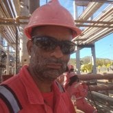 Obrero en la refinería de Puerto la