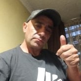 Mujer sencilla tierna y alegría.