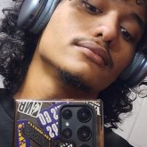 Una señorita amable divertida