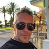 Operador. Hombres y mujeres.Tambien