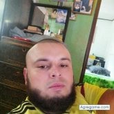 Trabajo. Busco hacer amistades. Me