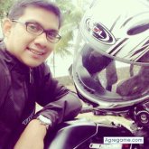 Banker. Busco pareja. Happy go Lucky!!.