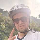 Mujeres serias respetuosa. Hombre alegre