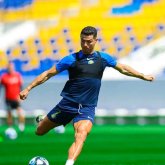 Busco novia. Soltero megusta el fútbol.