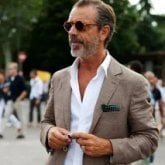 Mujer carinosa curtida y llena de vida.