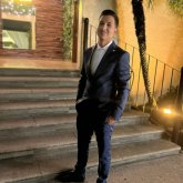 Mesero. Busco pareja. Intelectual.