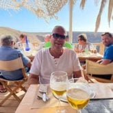 Comercial. Busco ligar. Mujer con