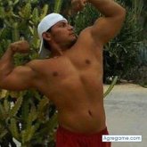 Deportista. A una linda chica. Hombre.