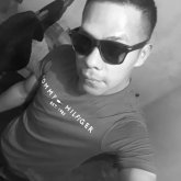 Chica seria. Hombre serio y trabajador.