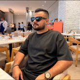 Salir una cita conocer. Moreno alto