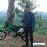 Busco pareja. Chicas. Alegre. Futbol.