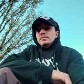 Busco ligar. Estoy buscando una persona