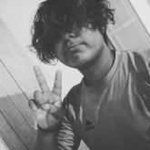 Busco ligar. Personas alegres sin