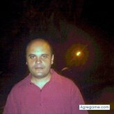 Una persona madura, comunicativa, con