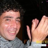 Encuentra Hombres solteros en González Moreno