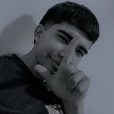 Flaca
Sería
De buen carácter.