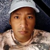 Empleado. Busco conocer gente. Una