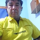 Mujer. Salir a caminar tomar mate.