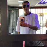 Mujer mayor. Flaco lindo carismático.