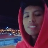 Extroverdito atrevido alegre divertido.