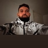 Morena con un buena actitud. Simpático