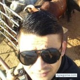 Busco ligar. Formal caballero alegre