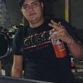 Una mujer de entre 20 a 40 años. Una