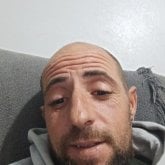 Trabaja. Mujer da igual edad. Casado  y