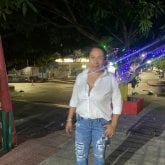 Empleada. Busco conocer gente. En estos