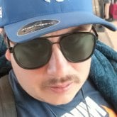 Empleado. Mujeres bonitas alivianadas.