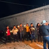 Amigas y novia bonita. Soltero  sin