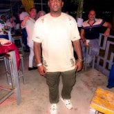 Mujer soltera. Alto negro atletico.