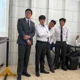 Busca mujeres más de 18 y menos de 22.