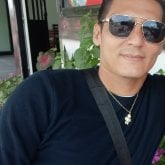 Mujer sencilla cariñosa extrovertida.