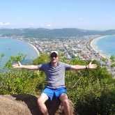 Empleado. Busco conocer gente. Busco