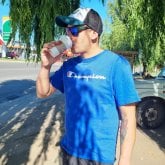 Vendedor. Mujer entre 25 y 45. Divertido