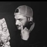 Camarero. Alto moreno guapo y educado.