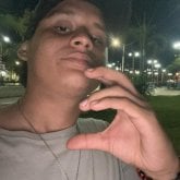 Trabajador. Alegre, juego play, miro