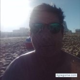 Empleado. Busco ligar. Un hombre