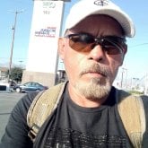 Mujer alegre hogareña que le guste ir