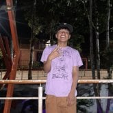 Una persona divertida. Yo soy alto flaco